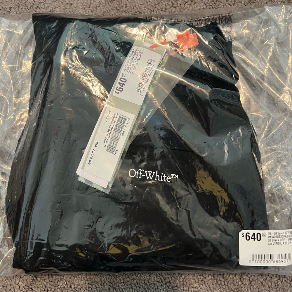 Off White - Picture 2 of 3